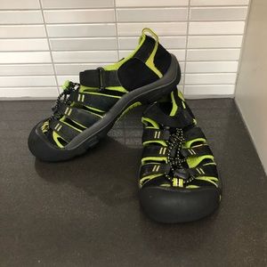 Keens kids lime green & black